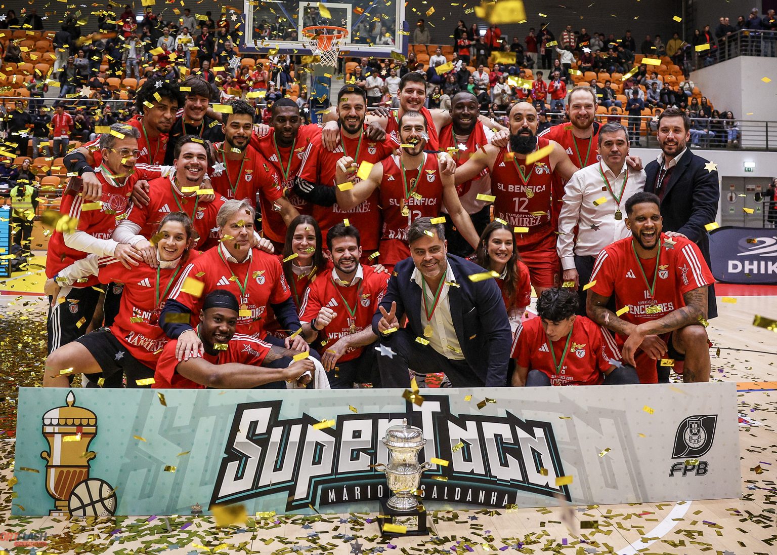 Benfica bate FC Porto em Coimbra e ergue 16.ª Supertaça de basquetebol